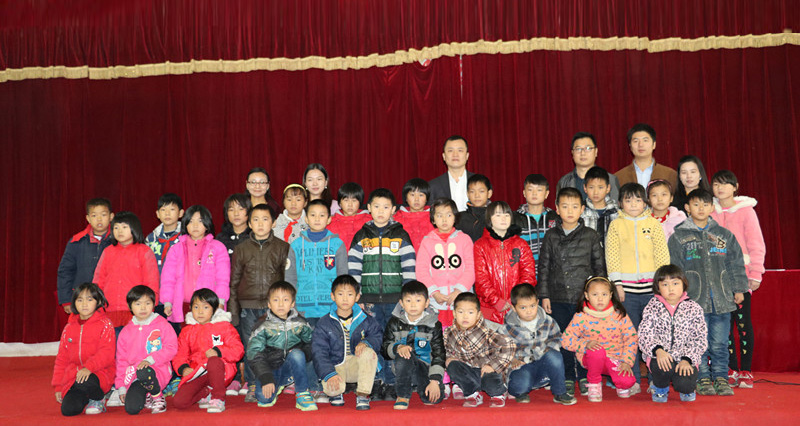 人人安康公益助學(xué)攜手李銳、應(yīng)采兒赴湘西龍山茅坪小學(xué)，與孩子一起歡度「六一」.jpg